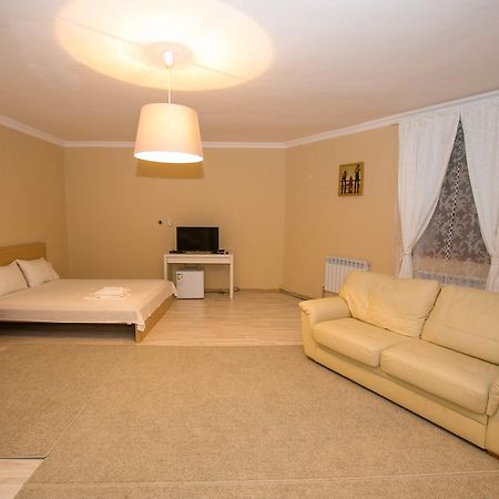 Hotel Jasmine Atyrau Bagian luar foto